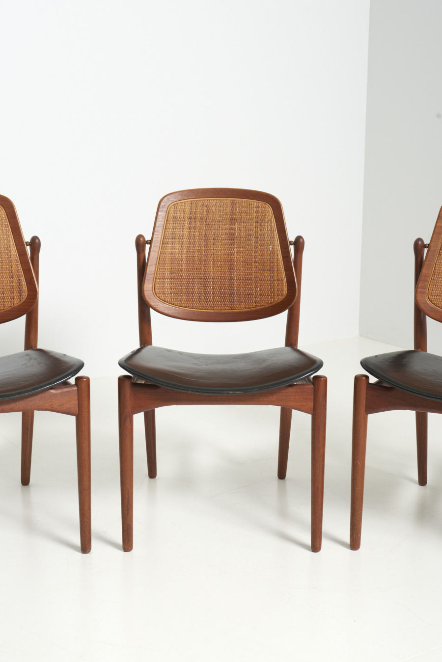 modestfurniture-vintage-2830-arne-vodder-dining-chairs-france-son02