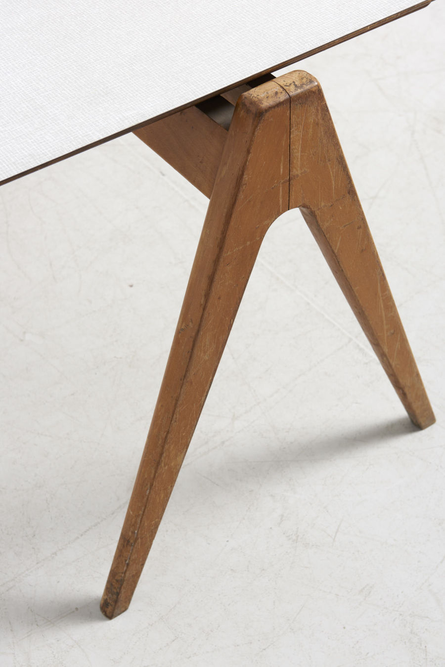 modestfurniture-vintage-2949-robin-day-table06