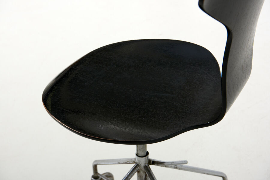 modestfurniture-vintage-3131-arne-jacobsen-mosquito-desk-chair-fritz-hansen-model-311508
