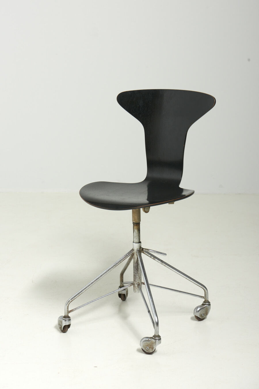 modestfurniture-vintage-3131-arne-jacobsen-mosquito-desk-chair-fritz-hansen-model-311510