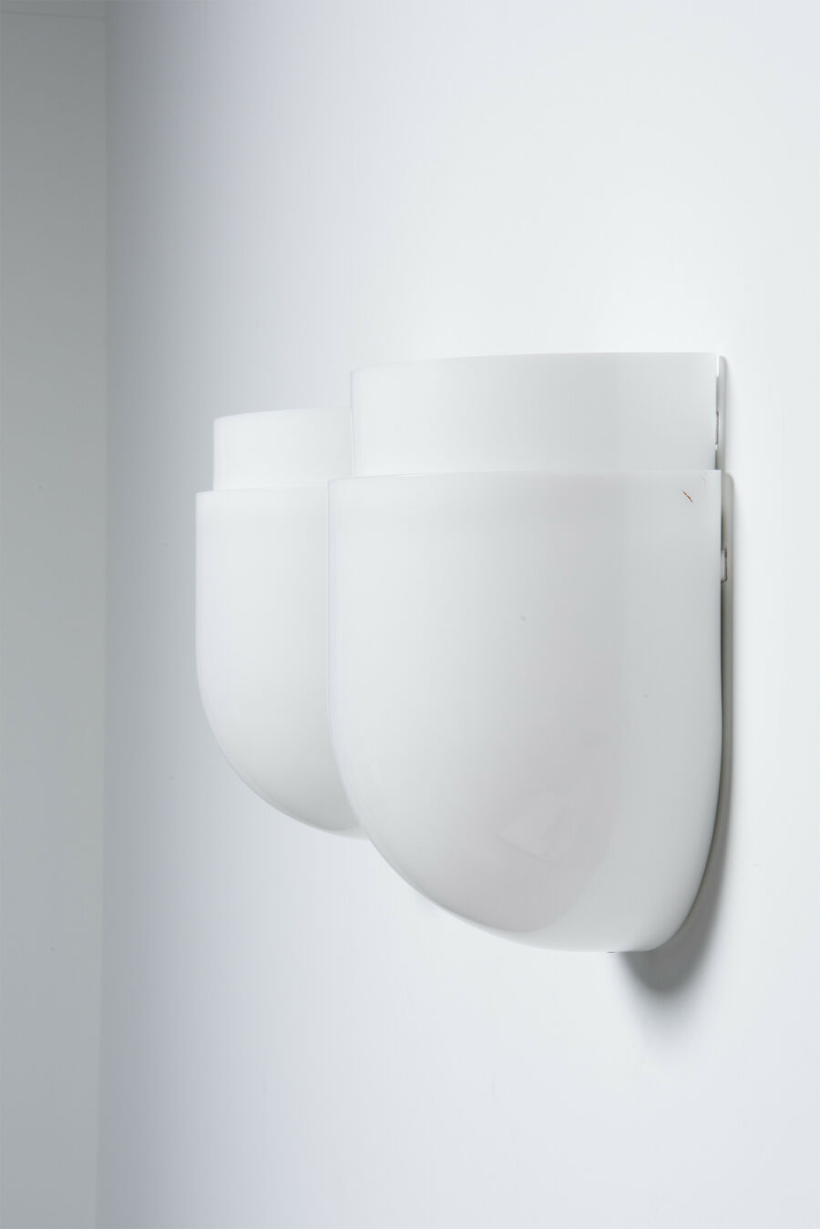 pair-of-white-acrylic-italian-wall-lamps-70s3T1Fl