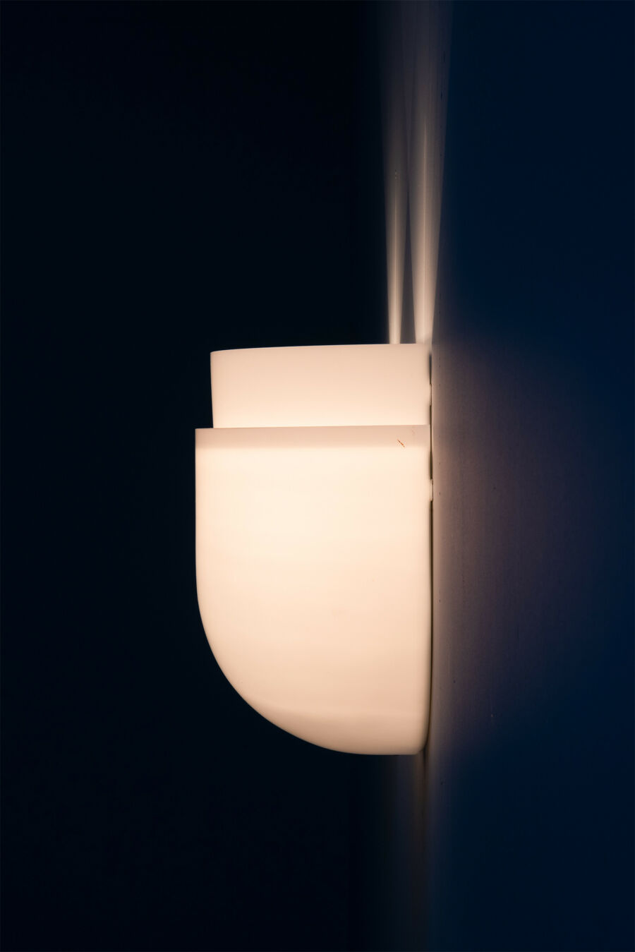 pair-of-white-acrylic-italian-wall-lamps-70s7xgFs