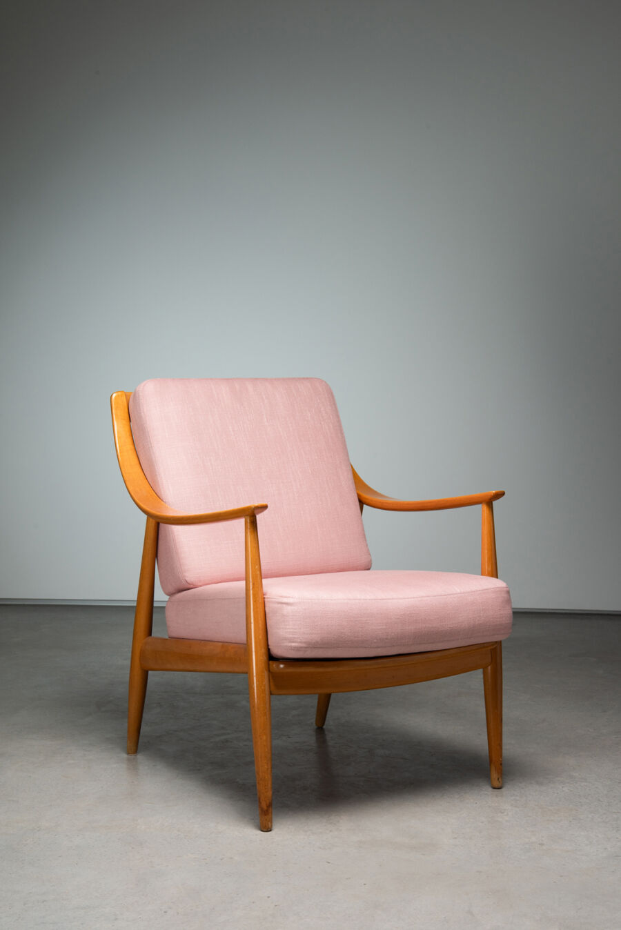 roze-houten-stoel-10