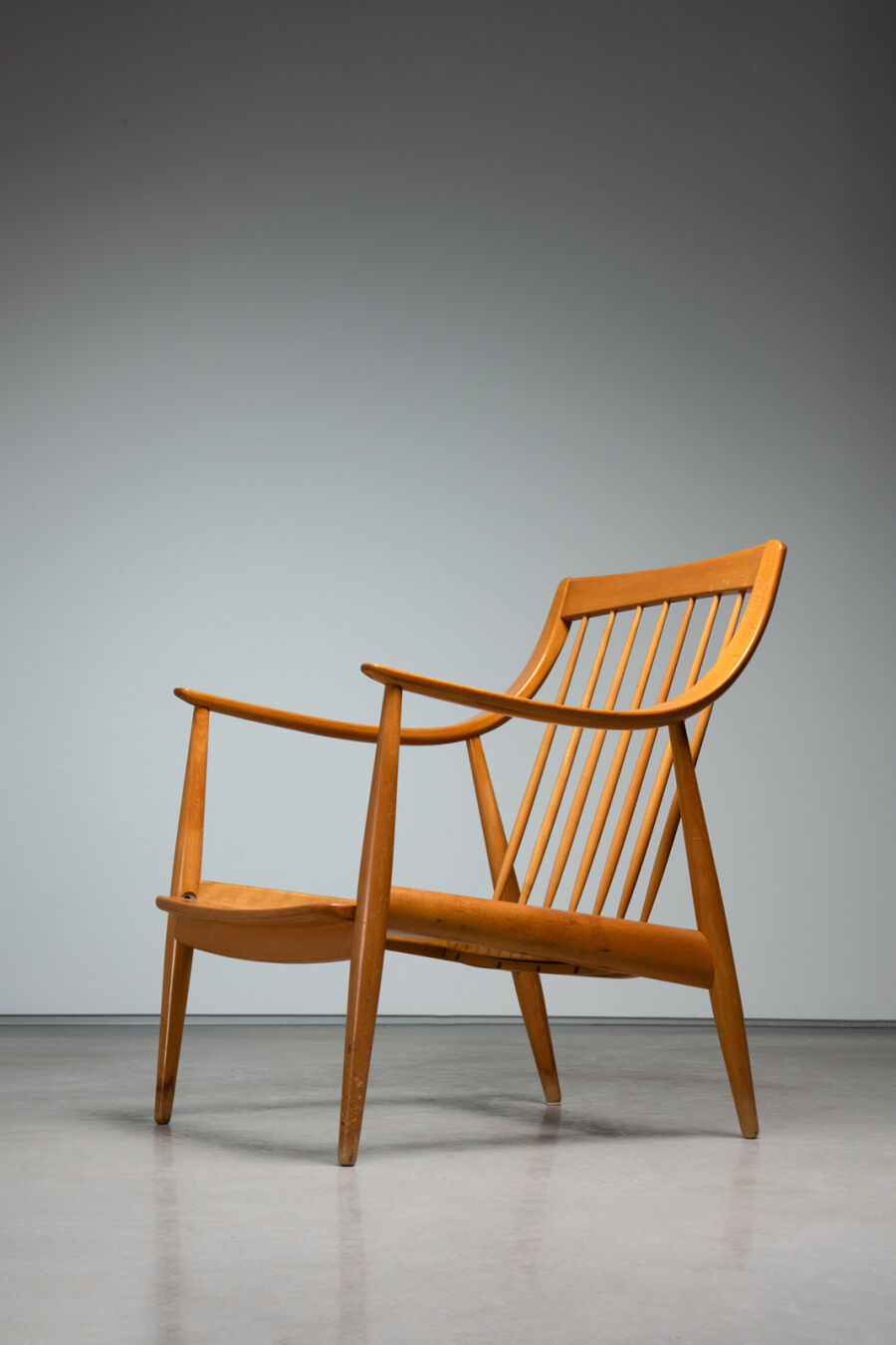roze-houten-stoel-2