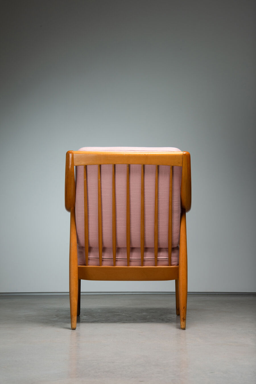 roze-houten-stoel-5