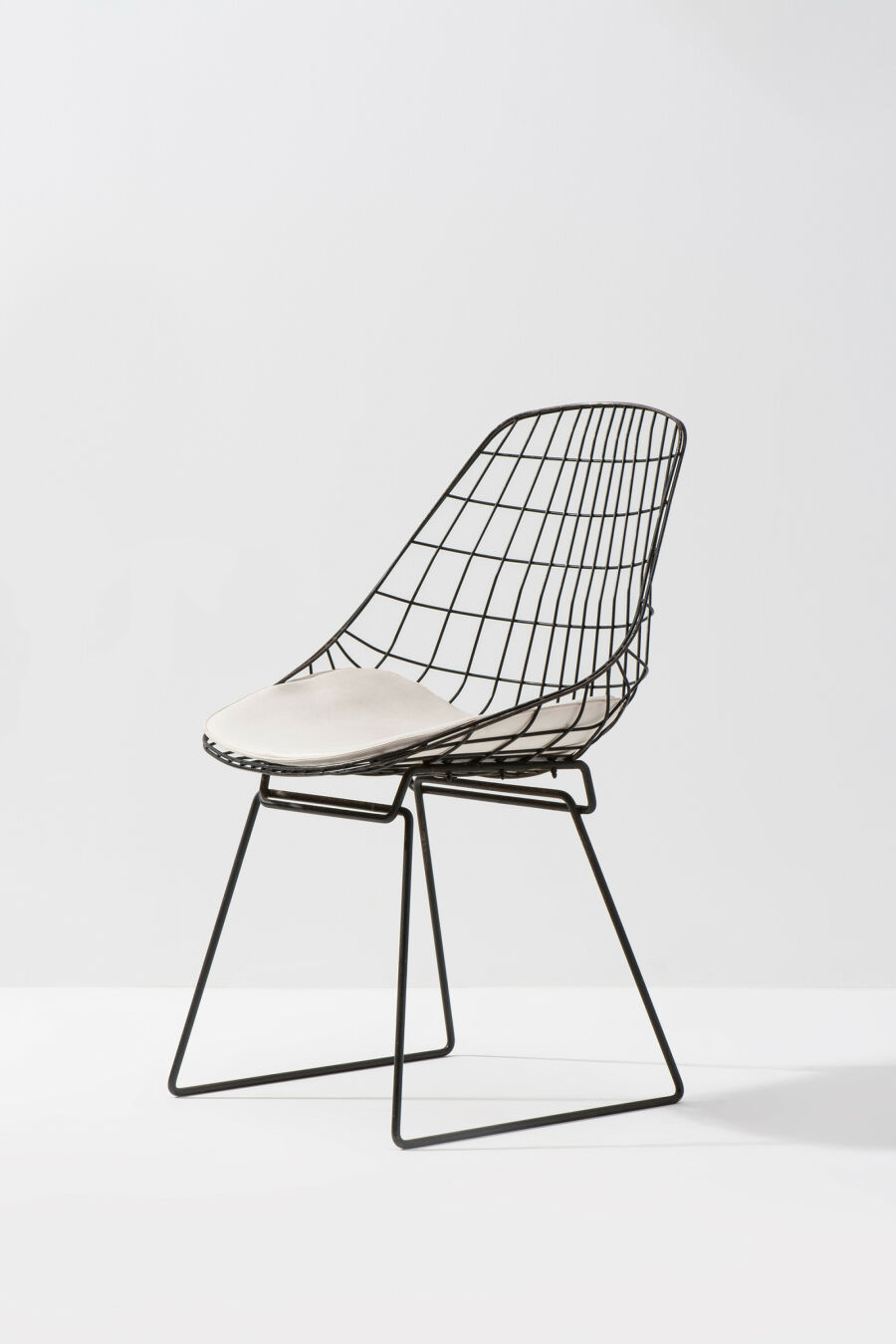 sm05-wire-chairs7