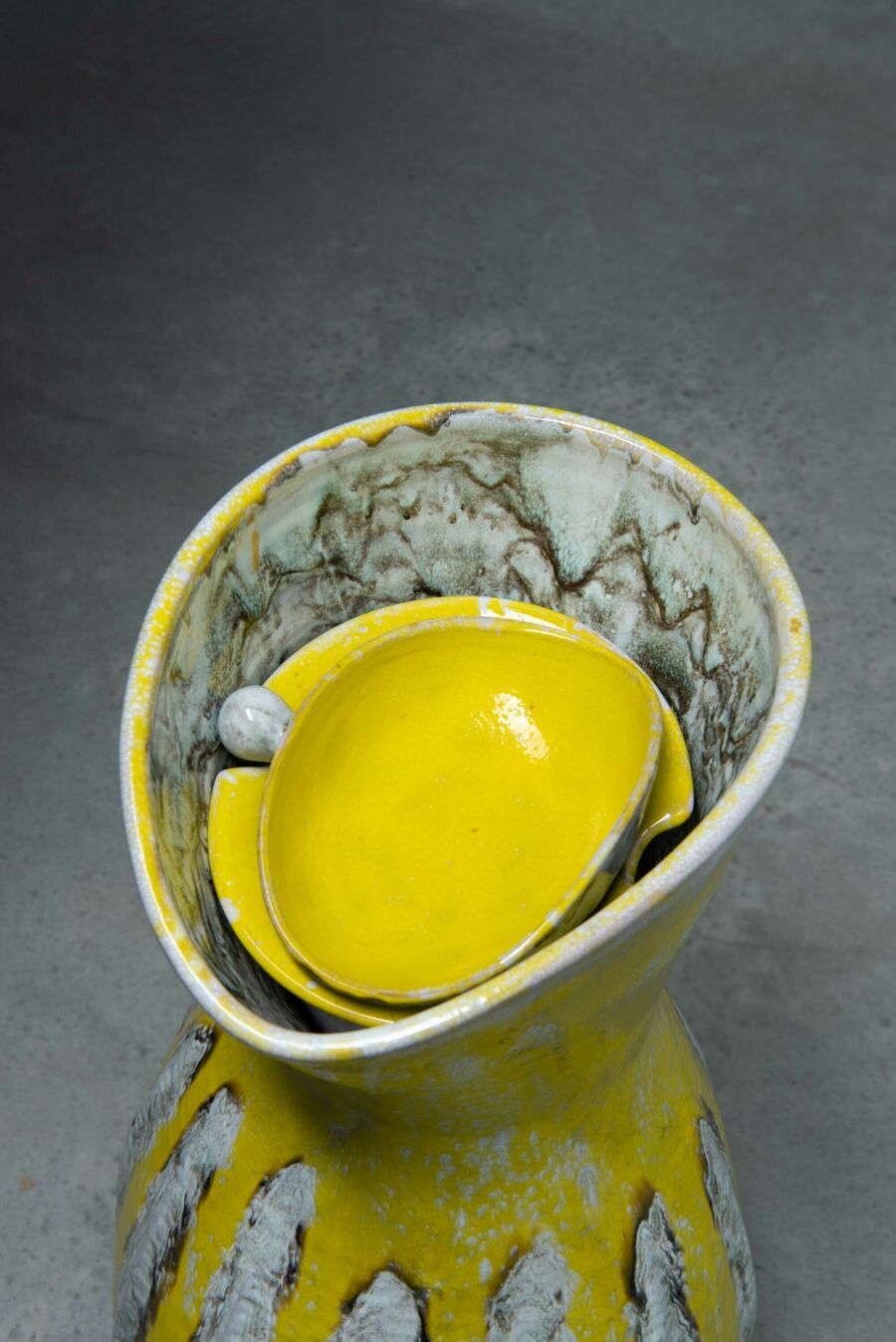 yellow-vase-27mc6y