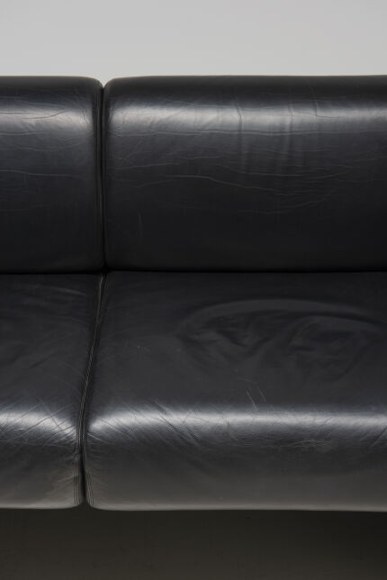 0001trix-and-robert-haussmannknoll-int-sofa-black-leather-and-mirrored-back-2