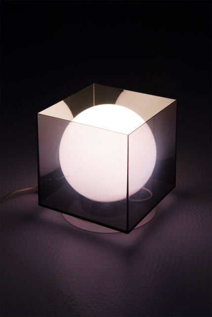 italian-table-lamp-acrylic-cube-inner-white-glass-sphere-60s78Wnk