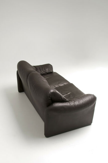 maralunga-sofa-by-vico-magistretti-for-cassina-02