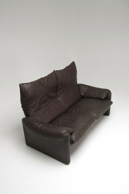 maralunga-sofa-by-vico-magistretti-for-cassina-03b