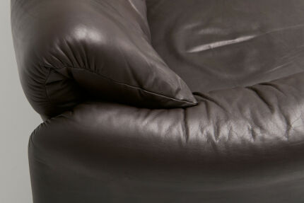 maralunga-sofa-by-vico-magistretti-for-cassina-05