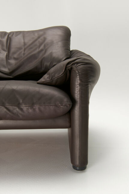 maralunga-sofa-by-vico-magistretti-for-cassina-07AGw6