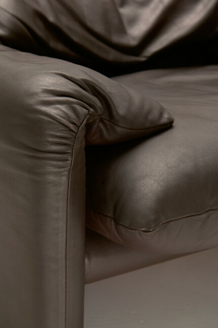 maralunga-sofa-by-vico-magistretti-for-cassina-09ScZB