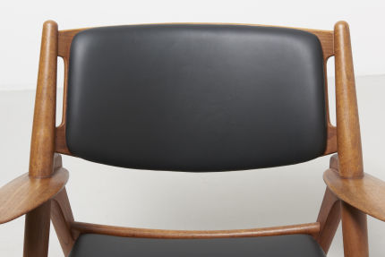 modestfurniture-vintage-1970-sawbuck-easy-chair-hans-wegner-ch-2808