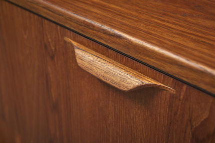 modestfurniture-vintage-2672-johannes-andersen-bar-cabinet-sk661-bar-stools11