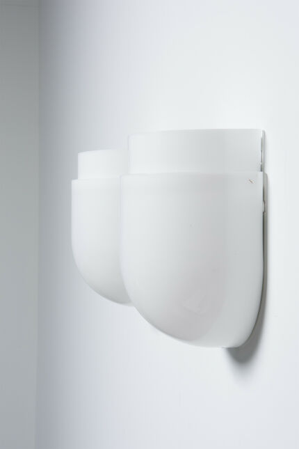 pair-of-white-acrylic-italian-wall-lamps-70s3T1Fl