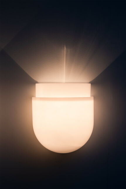 pair-of-white-acrylic-italian-wall-lamps-70s6aN0O