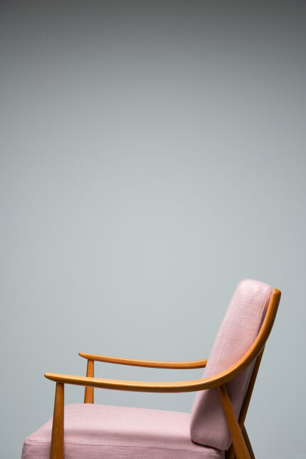 roze-houten-stoel-1