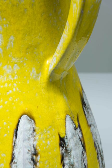 yellow-vase-21wTOl